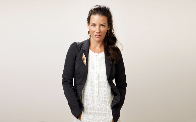 Обои картинки фото evangeline lilly, девушки, evangeline, lilly, поза, девушка, актриса, модель, красотка, стройная, сексуальная, лицо, макияж, взгляд, кино