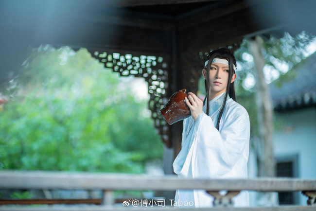 Обои картинки фото мужчины, - креатив,  косплей, лань, ванцзи, кувшин