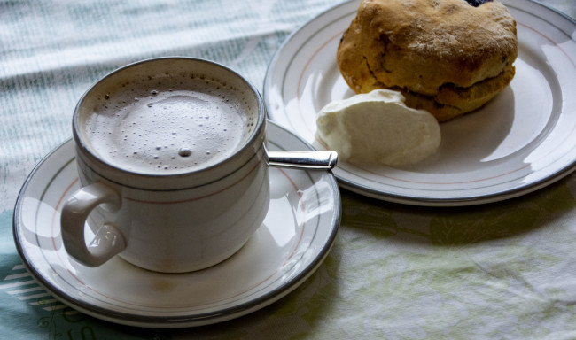 Обои картинки фото еда, кофе,  кофейные зёрна, булочка, скон, сливки