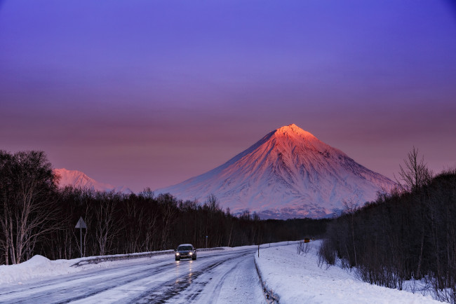 Обои картинки фото природа, горы, пейзаж, зима, снег, деревья, дорога, машина, лес, закат, ясное, небо, камчатка, александр, максин