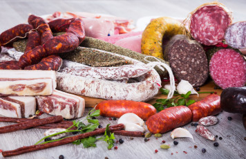 Картинка еда колбасные+изделия сало колбаса копченая ассорти чеснок