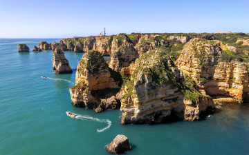 обоя природа, побережье, море, катер, скалы, камни