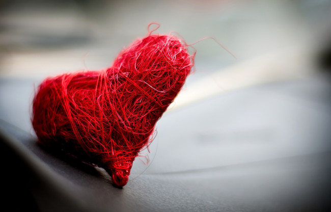 Обои картинки фото праздничные, день, св, валентина, сердечки, любовь, сердце, нитки, красный