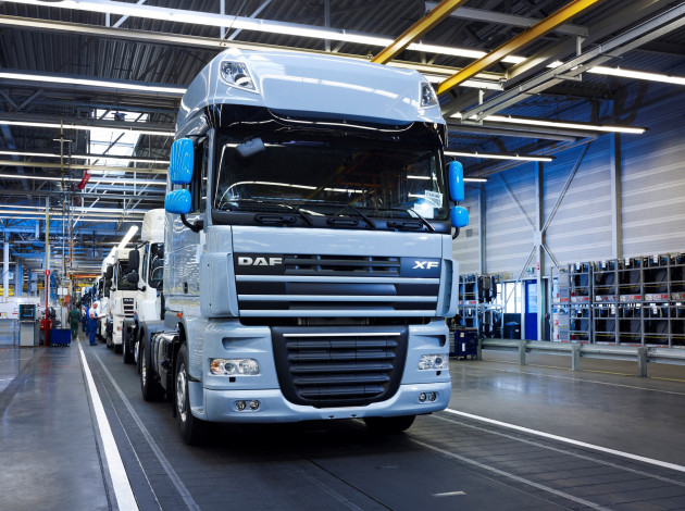 Обои картинки фото автомобили, daf, конвейер, даф, иксэф105, тягач, грузовик, завод