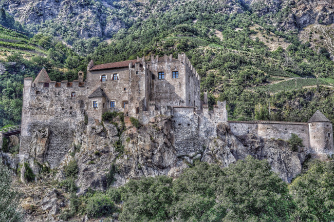 Обои картинки фото castello di castelbello, города, замки италии, лес, горы, замок