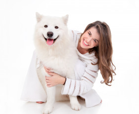 Картинка девушки -unsort+ брюнетки темноволосые собака улыбка шатенка хаски морда джемпер макияж прическа белый фон девушка язык белая в белом самоедская+собака самоед