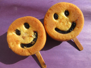 Картинка еда пирожные +кексы +печенье рожицы