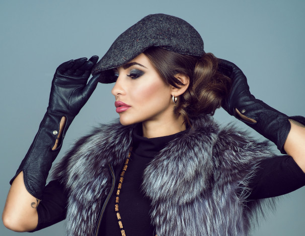 Обои картинки фото девушки, -unsort , брюнетки, темноволосые, поза, фон, берет, девушка, шатенка, жилетка, перчатки, красотка, прическа, макияж, мех
