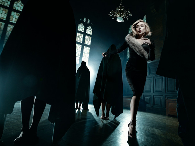 Обои картинки фото девушки, -unsort , блондинки,  светловолосые, элизабет, олсен, блондинка, фигура, люди, замок, прическа, elizabeth, olsen, мистика, платье