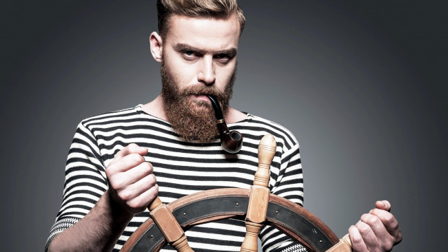 Обои картинки фото мужчины, - unsort, бородка, трубка, штурвал, тельняшка