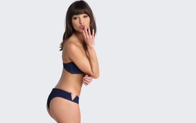 Обои картинки фото девушки, beatriz fernandez, губы, купальник, беатриз, фернандез, модель