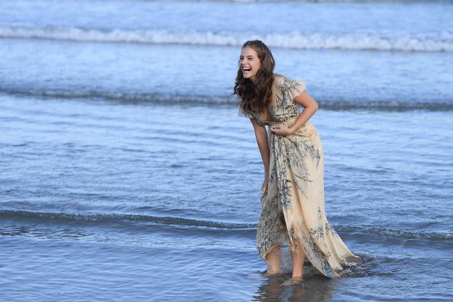 Обои картинки фото девушки, barbara palvin, модель, платье, смех, море