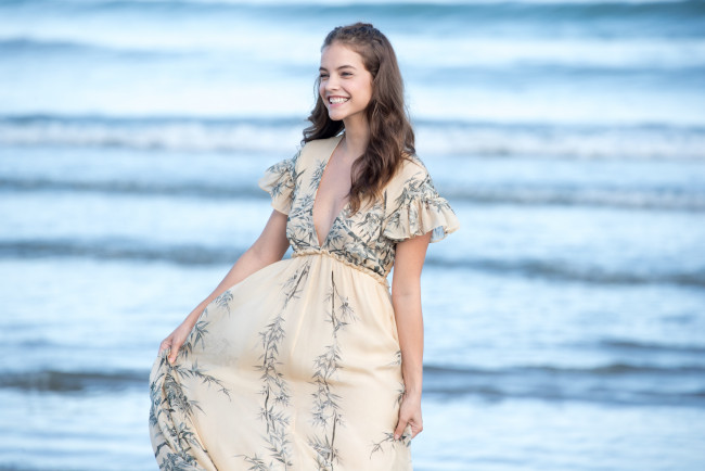 Обои картинки фото девушки, barbara palvin, платье, модель, улыбка, море