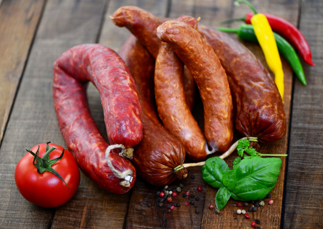 Обои картинки фото еда, колбасные изделия, помидор, перец