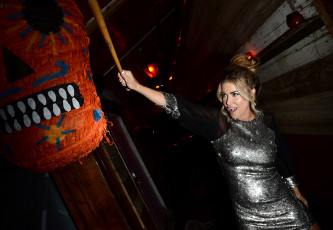 Картинка девушки carmen+electra маска бита платье