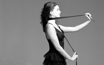 Картинка девушки anne+hathaway лента платье черно-белая актриса