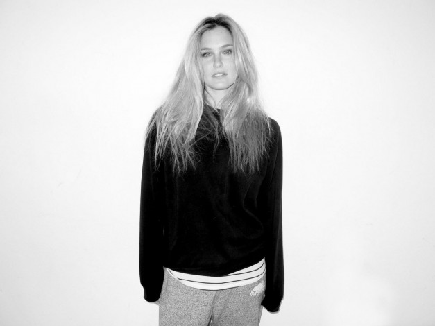 Обои картинки фото девушки, bar rafaeli, штаны, куртка, блондинка, черно-белая, модель