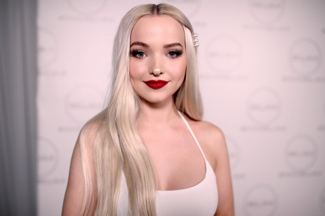 Обои картинки фото девушки, dove cameron, декольте, улыбка, блондинка, актриса