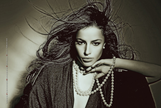 Обои картинки фото календари, компьютерный дизайн, взгляд, бусы, 2019, calendar, девушка, украшение, женщина