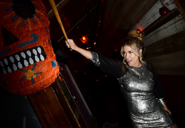 Обои картинки фото девушки, carmen electra, маска, бита, платье