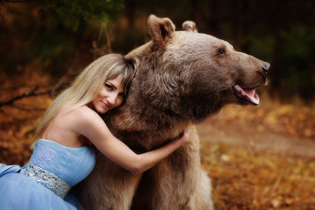 Картинка девушки -+блондинки +светловолосые девушка медведь животное бурый хищник блондинка поза красотка веснушки друзья степан лес дремучий деревья