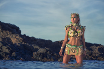 Картинка darya+lefler девушки дарья+лефлер darya lefler русалка ракушки водоросли вода раскраска красотка дарья лефлер cosplay блондинка девушка модель наряд поза макияж причёска взгляд