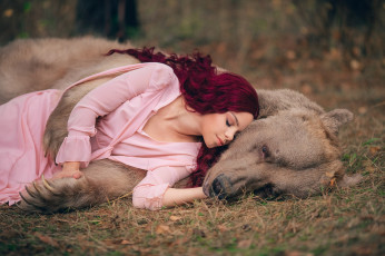 Картинка девушки -+рыжеволосые+и+разноцветные девушка медведь животное бурый хищник крашеная сиреневый поза красотка веснушки друзья степан лес дремучий деревья