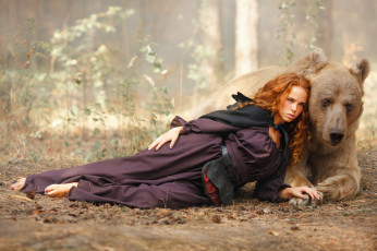Картинка девушки -+рыжеволосые+и+разноцветные девушка медведь животное бурый хищник рыжеволосая поза красотка веснушки друзья степан лес дремучий деревья