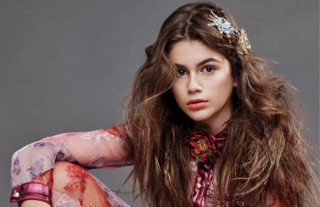 Картинка kaia+gerber девушки kaia gerber портрет лицо шатенка девушка модель красотка взгляд макияж поза причёска актриса