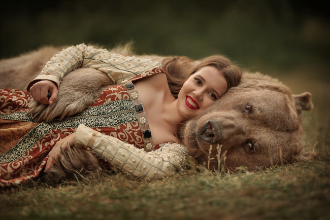 Обои картинки фото девушки, - блондинки,  светловолосые, девушка, сарафан, медведь, животное, бурый, хищник, блондинка, поза, красотка, веснушки, друзья, степан, лес, дремучий, деревья