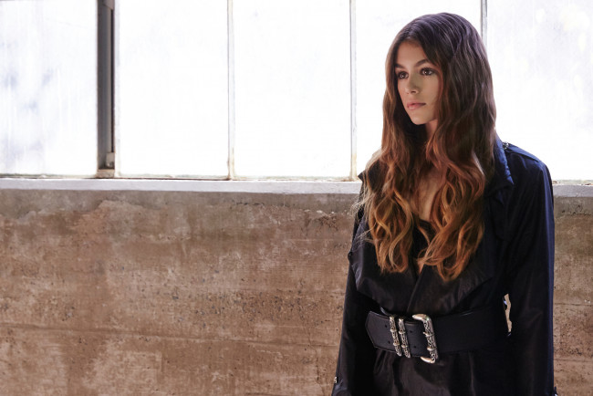 Обои картинки фото kaia gerber, девушки, kaia, gerber, стройная, сексуальная, поза, шатенка, девушка, модель, красотка, взгляд, макияж, причёска, актриса