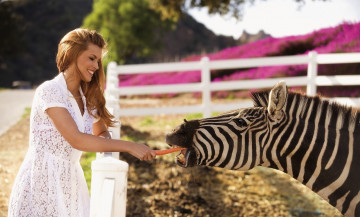 Картинка девушки amelia+talon блондинка платье изгородь морковка зебра