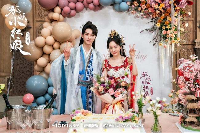 Обои картинки фото разное, знаменитости, актеры, костюмы, шарики, цветы