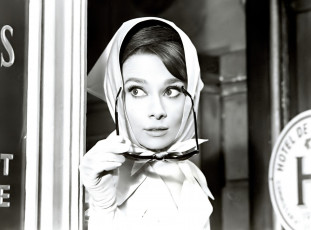 Картинка девушки audrey+hepburn актриса черно-белая очки косынка