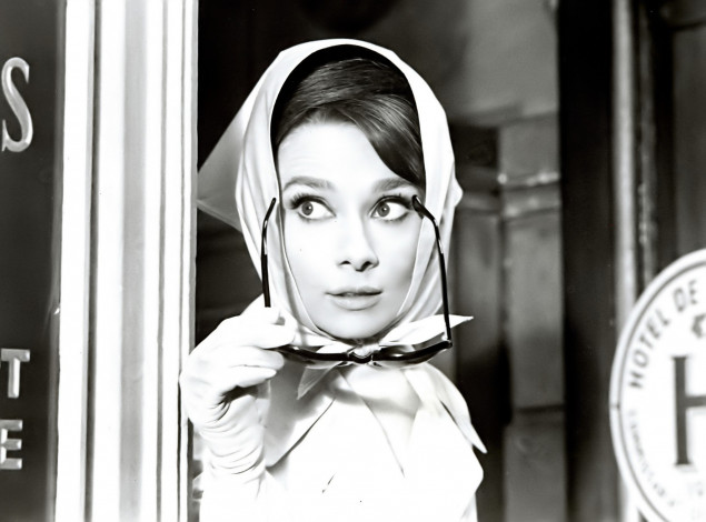 Обои картинки фото девушки, audrey hepburn, актриса, черно-белая, очки, косынка
