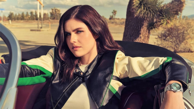 Обои картинки фото девушки, alexandra daddario, шатенка, куртка, часы, машина