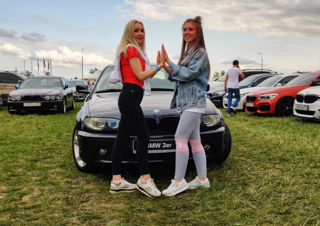 Обои картинки фото девушки и авто, автомобили, -авто с девушками, девушки, женщины, две, вместе, разные, сексуальные, модели, звёзды, позируют, попы, груди, ножки, разная, обувь, верхняя, стильная, одежда, нижнее, эротическое, бельё, трусы, лифчик, аксессуары, макияж, колготки, чулки, и, множество, элементов, на, фотографии