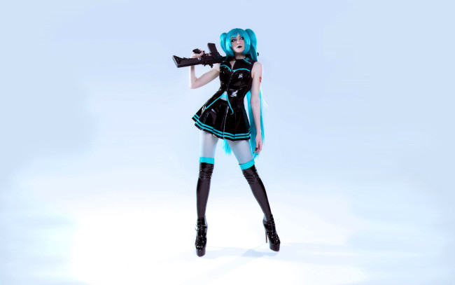 Обои картинки фото девушки, momo, образ, косплей, наряд, костюм, платье, оружие, автомат