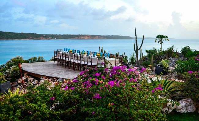 Обои картинки фото интерьер, бассейны, открытые, площадки, море, бухта, площадка, стол, убранство, кустарник, цветы