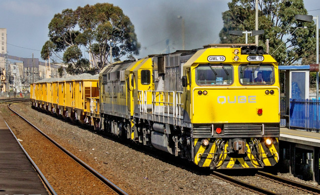 Обои картинки фото техника, поезда, железная, дорога, рельсы, грузовой, состав, вагоны, локомотив