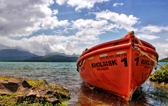 Обои картинки фото корабли, лодки, шлюпки, берег, облака, привязь, баркакс, озеро, горы