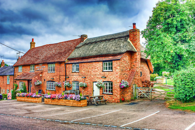 Обои картинки фото города, здания, дома, улица, дом, газон, клумбы, деревья