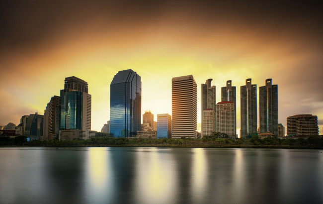 Обои картинки фото bangkok city downtown at sunrise with strom, города, бангкок , таиланд, заря, небоскребы, океан