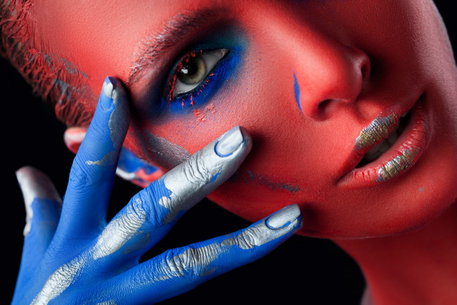 Обои картинки фото девушки, -unsort , креатив, взгляд, фон, рука, лицо, цвета, краски, девушка, стиль