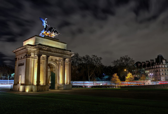 Обои картинки фото wellington arch, города, лондон , великобритания, ночь, площадь, арка