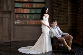 Картинка разное мужчина+женщина библиотека невеста пара книги кресло улыбка