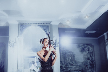 Картинка музыка -+другое девушка свет зал скрипачка скрипка