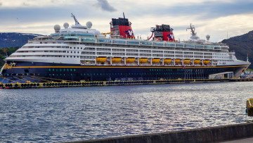 Картинка disney+magic+in+& 197 lesund +norway корабли лайнеры круиз причал лайнер океанский