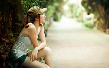 Картинка девушки -unsort+ азиатки дорога майка шорты кепка деревья