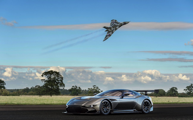 Обои картинки фото автомобили, aston martin, самолет, supercar, avro, aston, martin, vulcan